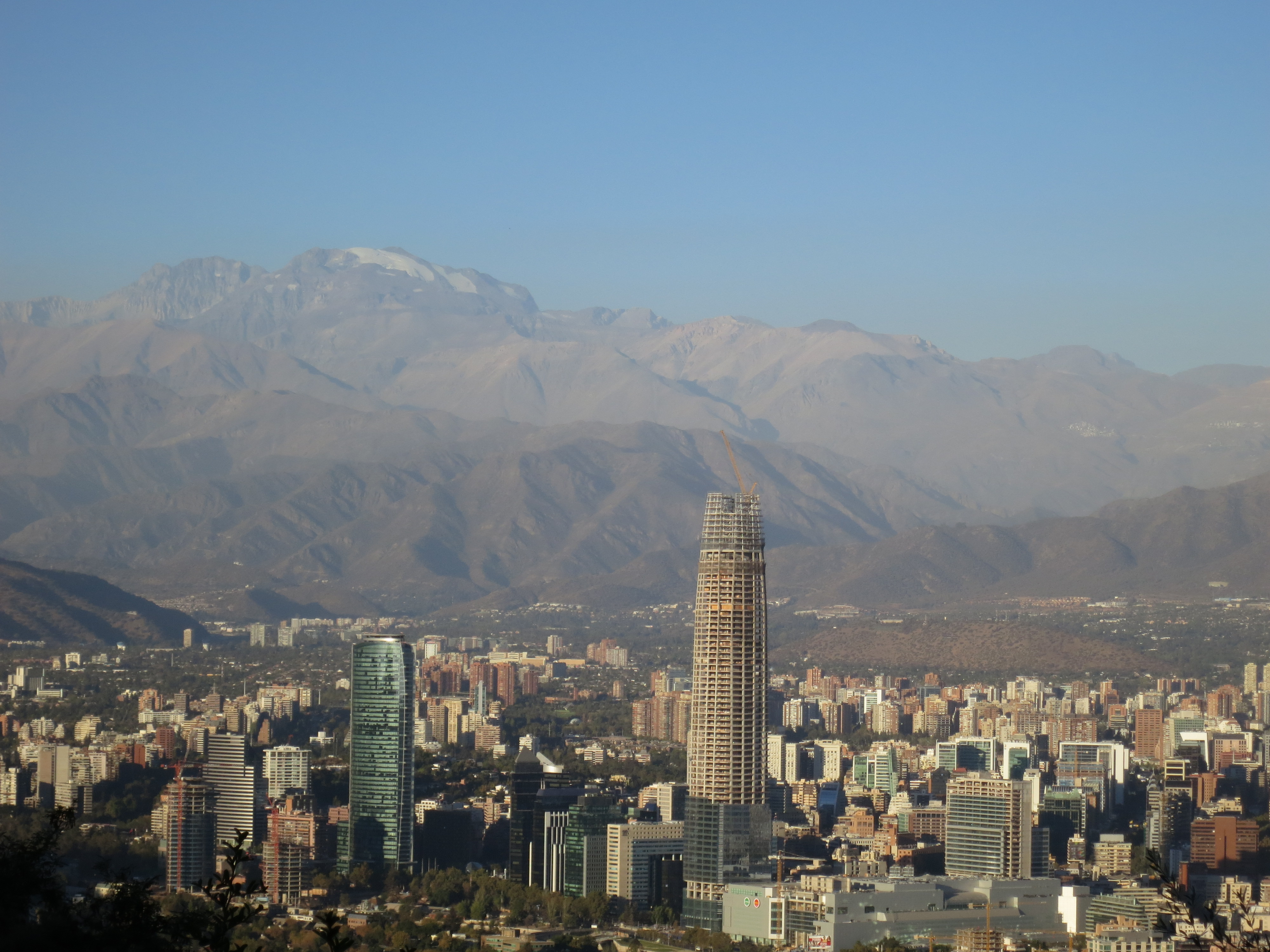 Santiago de Chile con Cordillera de los Andes y Costanera Center